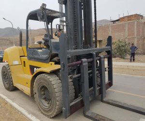 MONTACARGA CATERPILLAR P33000 02