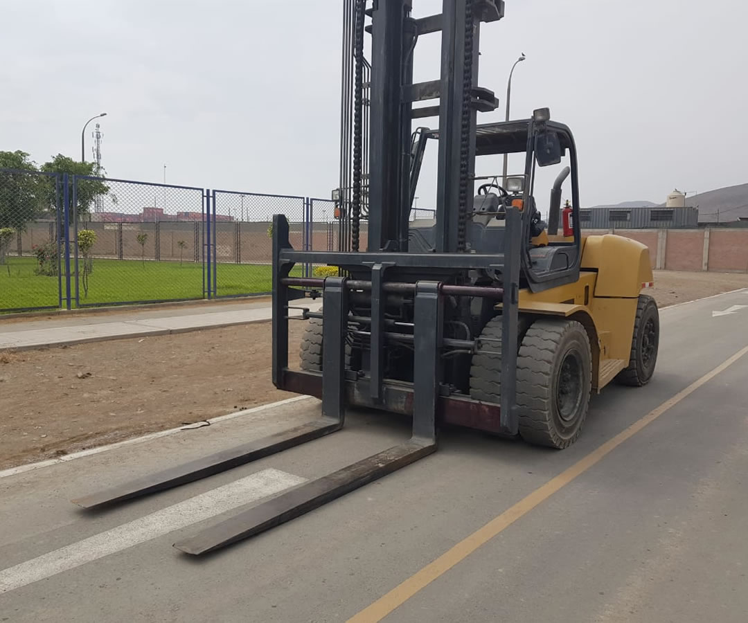 MONTACARGA CATERPILLAR P33000 03